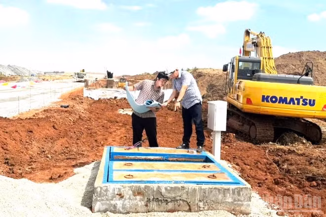 Kỹ sư, nhân viên Công ty cổ phần Cấp nước Đồng Nai kiểm tra hạng mục cuối cùng đồng hồ tổng để cấp nước cho sân bay quốc tế Long Thành trong ngày 18/12.