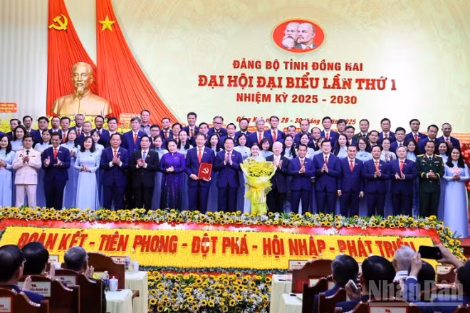 Đồng chí Phan Đình Trạc và các đồng chí nguyên lãnh đạo Đảng, Nhà nước chúc mừng Ban Chấp hành Đảng bộ tỉnh Đồng Nai nhiệm kỳ 2025-2030 ra mắt.