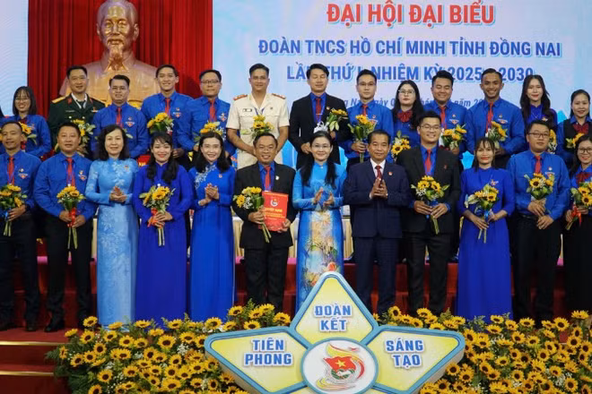 Các đồng chí lãnh đạo tỉnh Đồng Nai và Ban Bí thư Trung ương Đoàn chúc mừng Ban Chấp hành Tỉnh đoàn Đồng Nai ra mắt tại Đại hội.