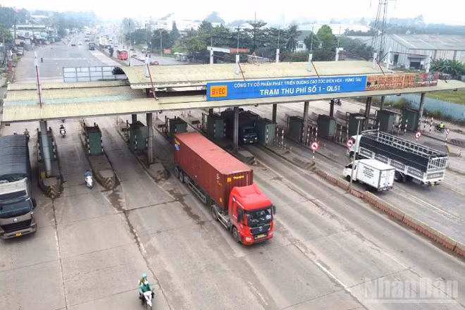 Trạm thu phí T1 trên Quốc lộ 51 đã ngưng thu phí từ năm 2023, nhưng đến nay vẫn chưa được tháo dỡ.