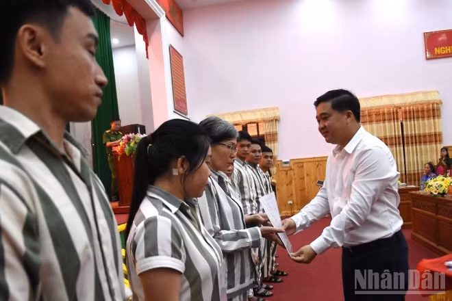 Phó Chủ tịch Ủy ban nhân dân tỉnh Đồng Nai Hồ Văn Hà trao giấy chứng nhận đặc xá cho phạm nhân tại Trại giam Xuân Lộc.