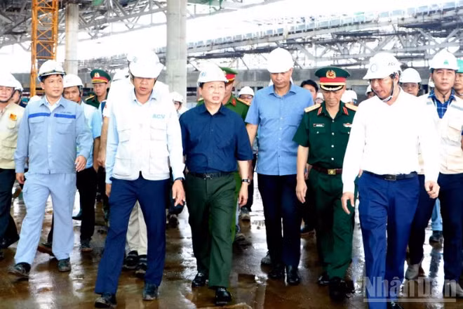Phó Thủ tướng Trần Hồng Hà và đoàn công tác kiểm tra tiến độ thi công nhà ga hành khách sân bay Long Thành.
