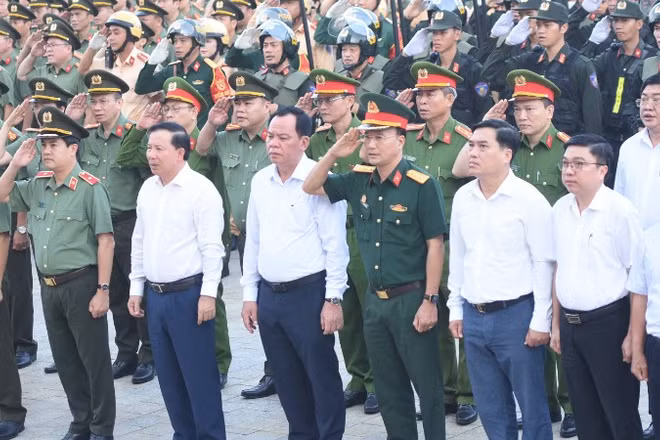 Lãnh đạo tỉnh Đồng Nai và các đại biểu tham dự buổi lễ.