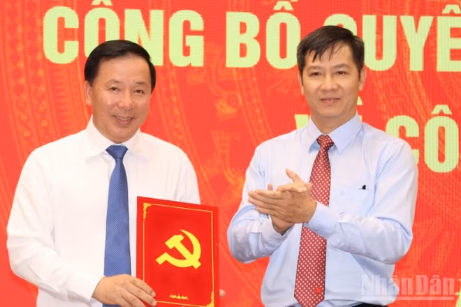 Đồng chí Nguyễn Thành Tâm trao quyết định cho đồng chí Nguyễn Văn Út.