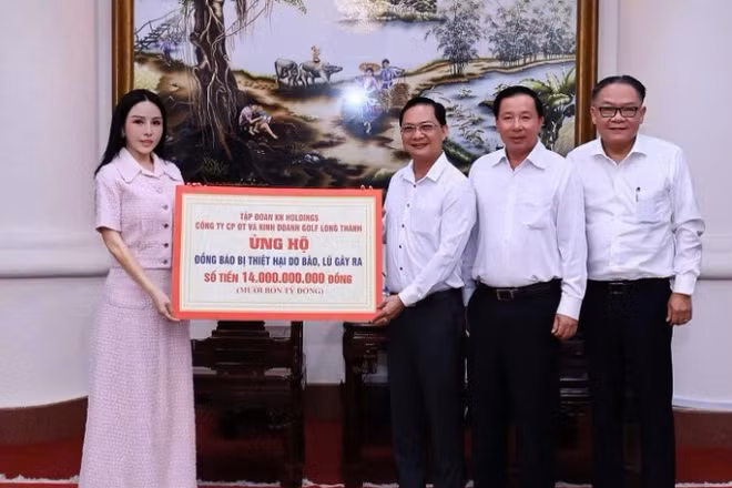 Đại diện Công ty cổ phần Đầu tư và kinh doanh Golf Long Thành và Tập đoàn KN Holdings trao bảng tượng trưng số tiền ủng hộ.