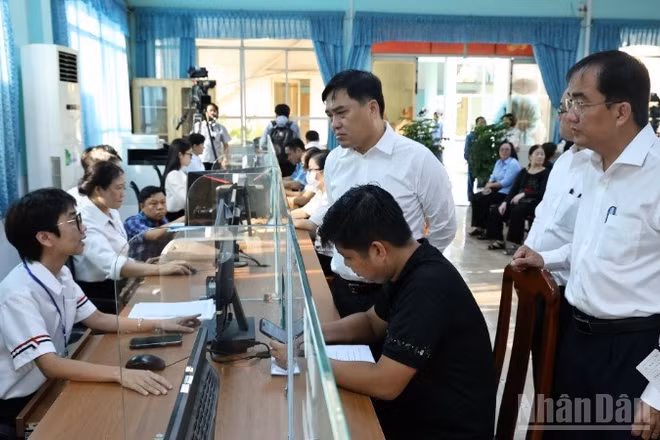 Lãnh đạo phường Trấn Biên kiểm tra việc giải quyết thủ tục tại Trung tâm phục vụ hành chính công.