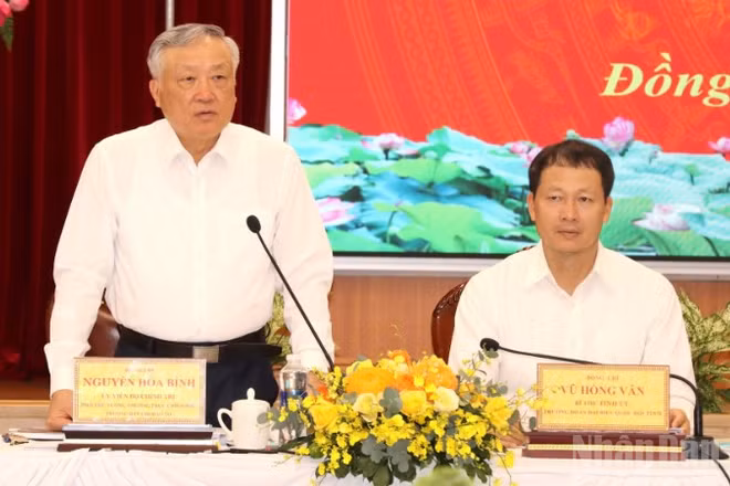 Phó Thủ tướng Thường trực Chính phủ Nguyễn Hòa Binh phát biểu tại buổi làm việc.