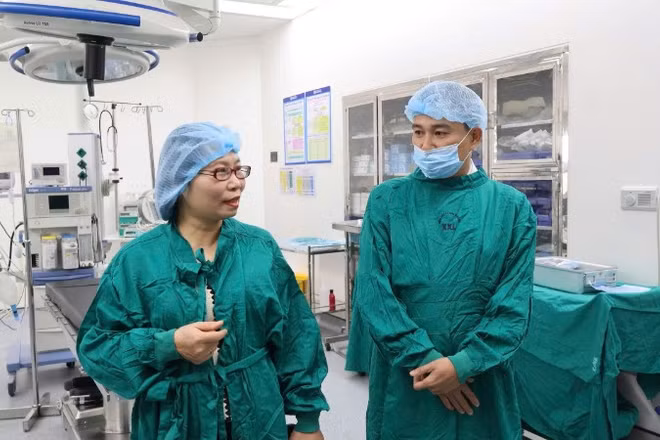 Hội đồng thẩm định chuyên môn của Bộ Y tế trao đổi với bác sĩ của Bệnh viện đa khoa Đồng Nai về triển khai kỹ thuật ghép thận.