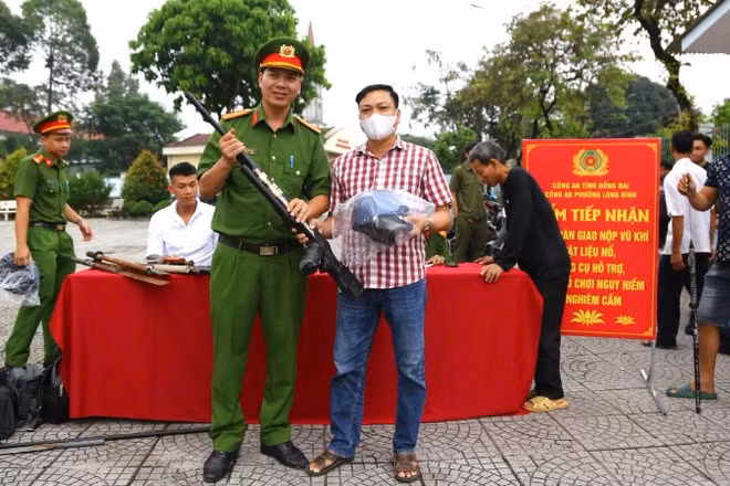Công an tỉnh Đồng Nai triển khai mô hình “Đổi vũ khí, vật liệu nổ, công cụ hỗ trợ và pháo lấy phiếu khám, chữa bệnh, tặng nón bảo hiểm” tại Công an phường Long Bình.