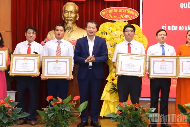 Đồng chí Vũ Hồng Văn, Bí thư Tỉnh ủy, Trưởng Đoàn đại biểu Quốc hội tỉnh Đồng Nai trao khen thưởng cho đại diện các tập thể có thành tích xuất sắc.