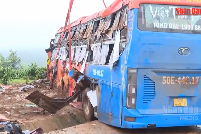 [Video] Thêm 3 nạn nhân tử vong trong vụ lật xe khách tại Gia Lai