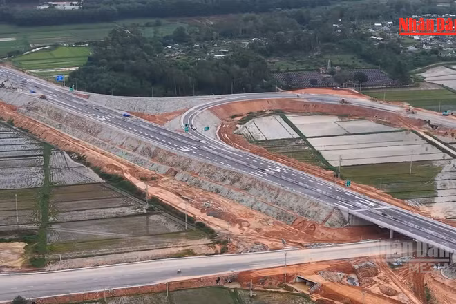 [Video] Yêu cầu hoàn thành trạm dừng nghỉ, triển khai thu phí đồng bộ các tuyến cao tốc trước ngày 15/8