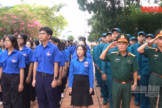 [Video] Xúc động Lễ chào cờ “Tôi yêu Tổ quốc tôi” tại Công viên Lê Thị Riêng
