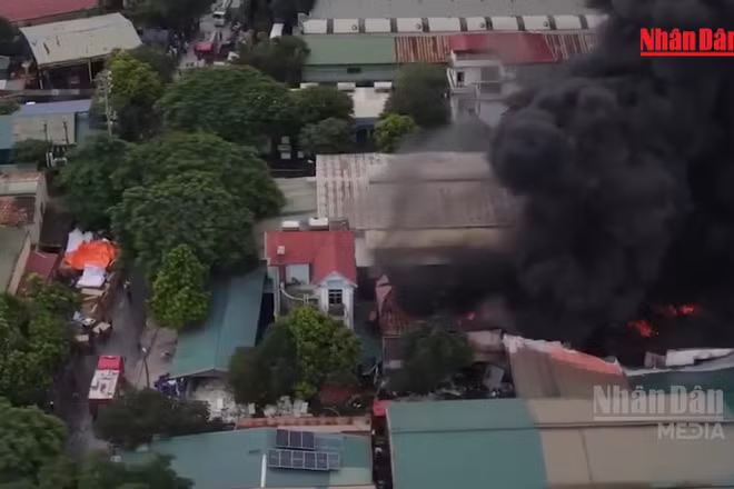 [Video] Hà Nội: Cháy kho xưởng tại phường Chương Mỹ, khói đen bốc cao
