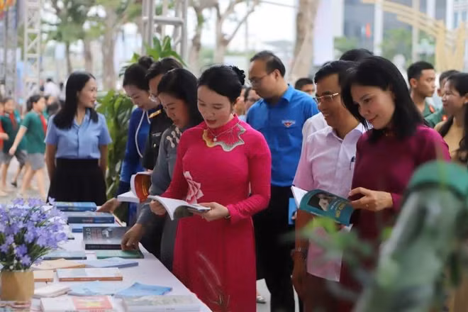 Các đại biểu tham quan và trải nghiệm gian trưng bày sách tại Thư viện tỉnh Nghệ An.