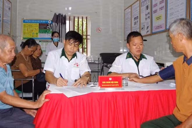 Người dân ở khu vực biên giới Việt Nam-Lào được khám sức khỏe. 