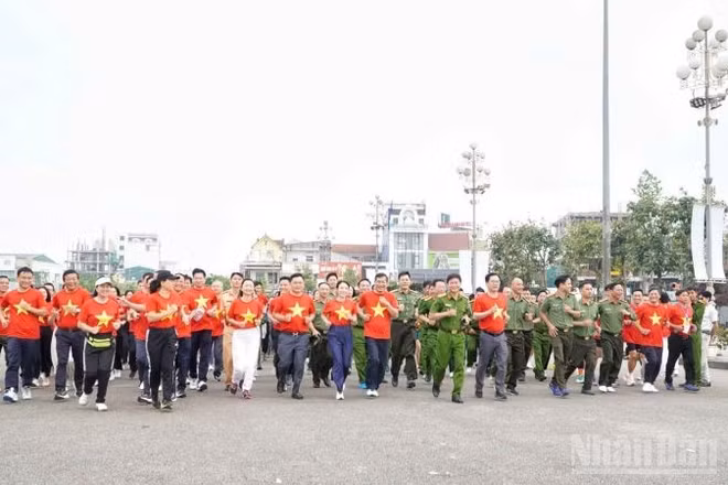 Các đại biểu, vận động viên ở Nghệ An chạy hưởng ứng Ngày chạy vì sức khỏe toàn dân.