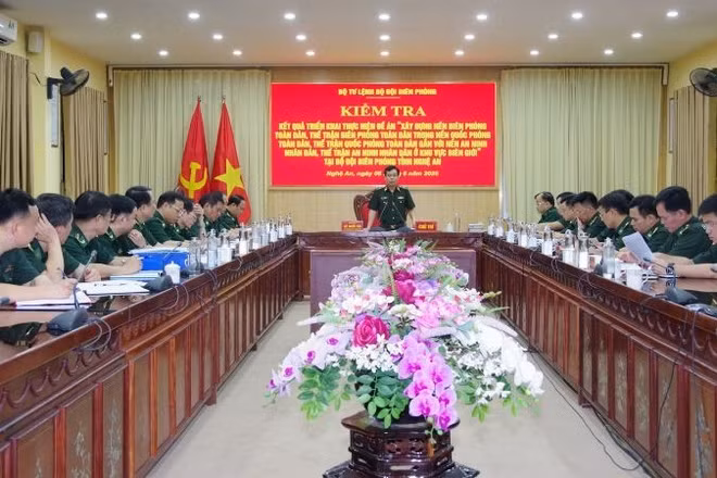 Thiếu tướng Vũ Quốc Ân, Phó Chính ủy Bộ đội Biên phòng chủ trì kiểm tra tại Ban Chỉ huy Bộ đội Biên phòng tỉnh.
