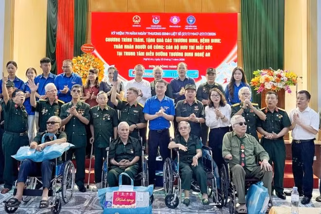 Đồng chí Nguyễn Tường Lâm và đại diện lãnh đạo tỉnh Nghệ An giao lưu với các thương binh, bệnh binh đang được chăm sóc tại Trung tâm Điều dưỡng thương binh Nghệ An.