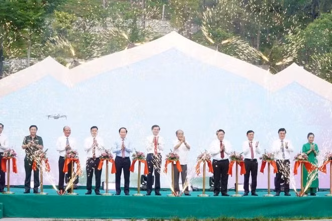 Các đại biểu thực hiện nghi thức cắt băng khánh thành công trình Thác 9 tầng tại khu mộ bà Hoàng Thị Loan.