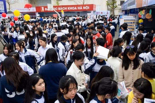 Hàng nghìn học sinh đội mưa đến tham gia chương trình trong sáng 17/1.