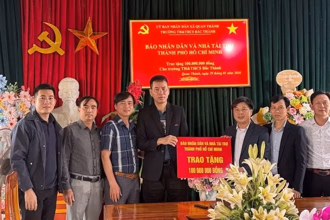 Đại diện Báo Nhân Dân tại Nghệ An trao tặng 100 triệu đồng cho Trường tiểu học và trung học cơ sở Bắc Thành.