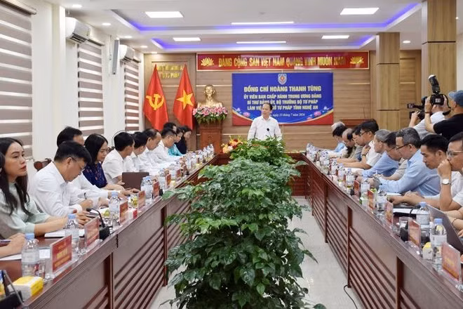 Quang cảnh buổi làm việc.