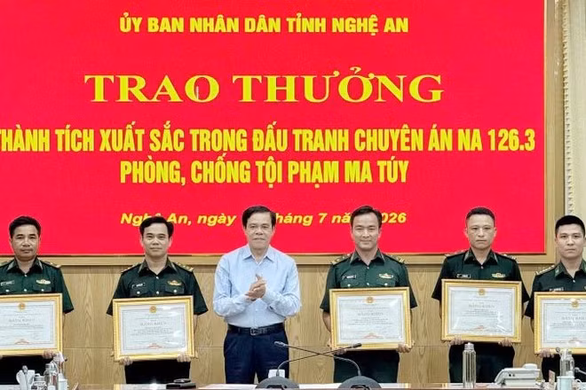 Chủ tịch Ủy ban nhân dân tỉnh Nghệ An trao thưởng cho các cá nhân có thành tích xuất sắc trong đấu tranh chuyên án NA 126.3.