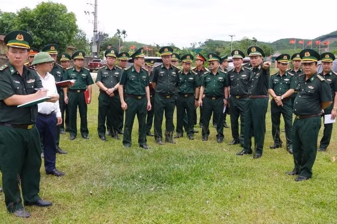 Đoàn tiến hành khảo sát tại khu vực Nhà văn hóa thôn Thủy Phong.