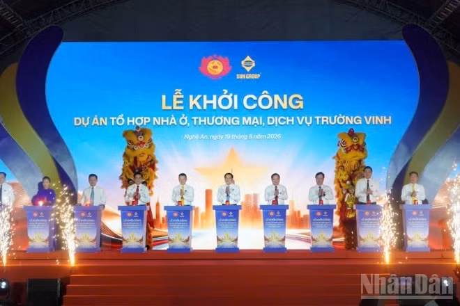 Các đại biểu thực hiện nghi thức khởi công dự án. ( Ảnh: Đ.P)