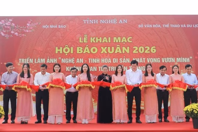 Các đại biểu cắt băng khai mạc Hội Báo Xuân Bính Ngọ 2026.