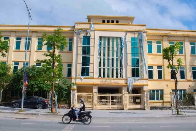 Trụ sở trước đây của Sở Văn hóa-Thể thao và Du lịch Nghệ An nằm trên trục đường Nguyễn Thị Minh Khai, phường Thành Vinh, Nghệ An hiện đang bỏ hoang. (Ảnh: Duy Chương)