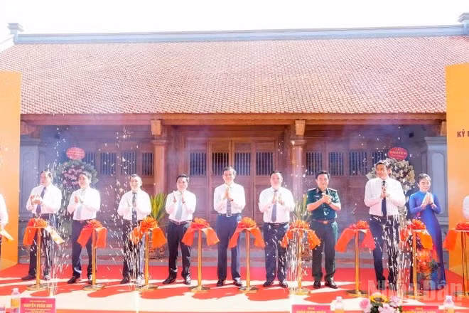 Các đồng chí lãnh đạo, nguyên lãnh đạo Đảng, Nhà nước, Quân khu 4, tỉnh Nghệ An cắt băng khánh thành Dự án tu bổ, tôn tạo Di tích nhà thờ và mộ đồng chí Hồ Tùng Mậu.