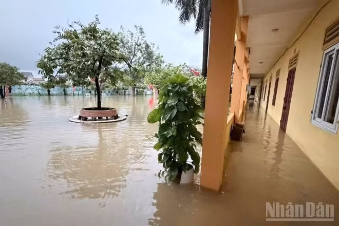 Phía trong phân hiệu Trường tiểu học Hoàng Mai 1, nước đã ngập đến các hành lang. (Ảnh: Cơ sở cung cấp)