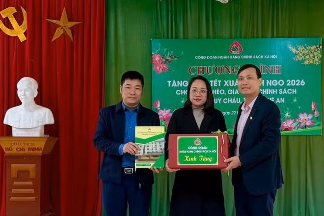 Đại diện Công đoàn Ngân hàng Chính sách xã hội Việt Nam trao tặng quà Tết cho người dân xã Quỳ Châu.