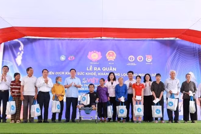 Bộ trưởng Y tế Đào Hồng Lan và Bí thư Tỉnh ủy Nghệ An Nguyễn Khắc Thận cùng các đồng chí lãnh đạo Bộ Y tế, tỉnh Nghệ An tặng quà cho các gia đình có hoàn cảnh khó khăn trên địa bàn tỉnh.