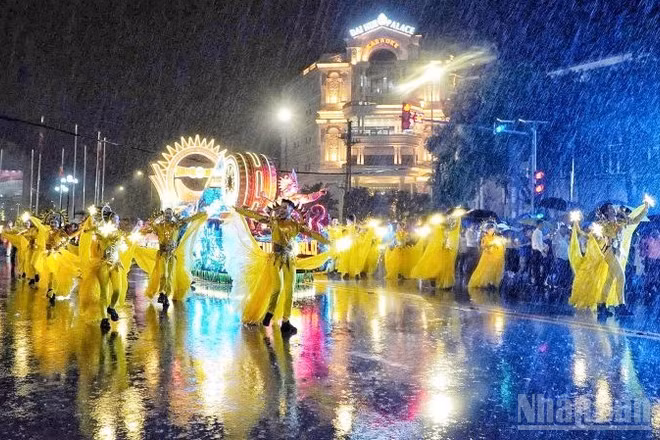 Mặc dù mưa lớn, tuy nhiên các nghệ sĩ, người dân đều cháy hết mình đêm diễu hành Carnival Nghệ An 2026. (Ảnh: Đ.P)