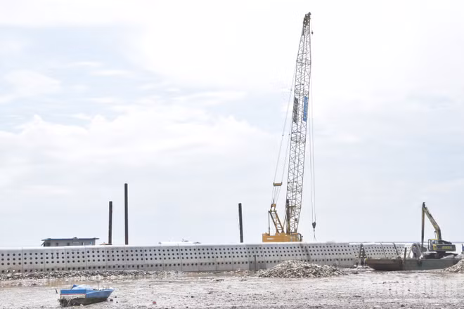 Đê giảm sóng có kết cấu rỗng bằng cấu kiện bê-tông cốt thép đang được triển khai tại tỉnh Đồng Tháp. (Ảnh: NGUYỄN SỰ) 