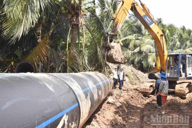 Lắp đặt hệ thống ống truyền tải của dự án nhà máy nước thô liên vùng tỉnh Đồng Tháp-Tây Ninh-Vĩnh Long. (Ảnh: NGUYỄN SỰ)