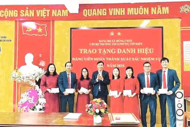 Chi bộ Trường trung học cơ sở Phùng Chí Kiên khen thưởng đảng viên có thành tích xuất sắc trong công tác.