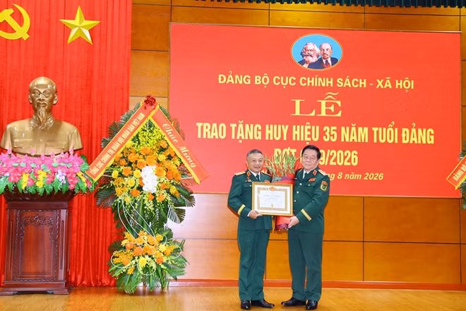 Đại tướng Nguyễn Trọng Nghĩa trao Huy hiệu 35 năm tuổi Đảng tặng Thượng tướng Lê Quang Minh. (Nguồn ảnh: bqp.vn)