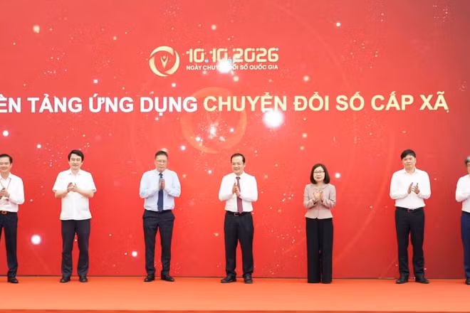 Thứ trưởng Khoa học và Công nghệ Phạm Đức Long cùng các đại biểu thực hiện nghi thức bấm nút ra mắt nền tảng ứng dụng chuyển đổi số cấp xã. (Ảnh: Bộ Khoa học và Công nghệ)