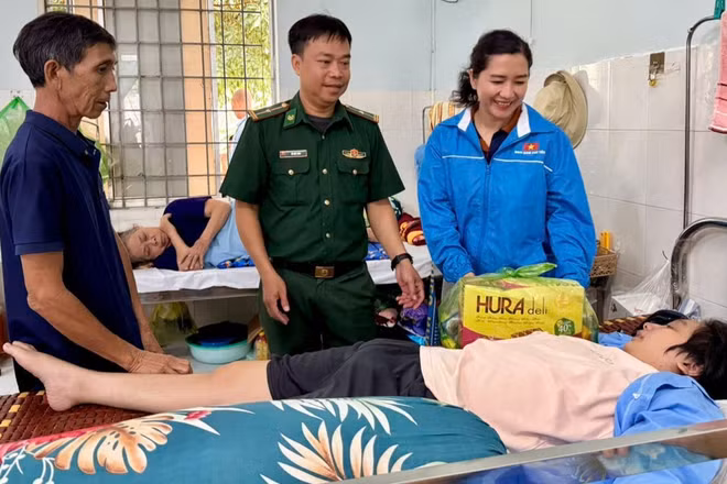Các cán bộ, chiến sĩ Đồn Biên phòng Tuy Hòa cùng tình nguyện viên trao quà tặng các bệnh nhân có hoàn cảnh khó khăn. (Ảnh: NGỌC LÂN)