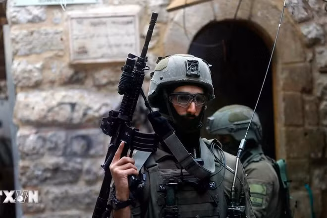 Lực lượng an ninh Israel gác tại Hebron, Bờ Tây. (Ảnh: THX/TTXVN)