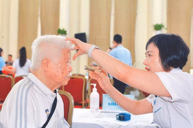 Quy hoạch mạng lưới cơ sở y tế mới chú trọng phát triển các lĩnh vực ưu tiên cho chăm sóc sức khỏe người cao tuổi, thích ứng già hóa dân số. (Ảnh: HOÀNG TRANG)