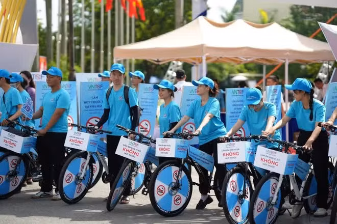 Các xe đạp tuyên truyền lưu động lan tỏa thông điệp môi trường du lịch văn minh, không khói thuốc. (Ảnh: Mai Trang/TTXVN)