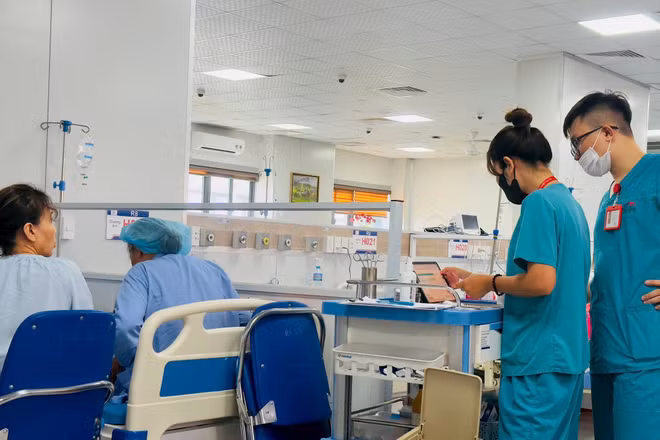 Cán bộ y tế Bệnh viện Đại học Y Hà Nội chuẩn bị thuốc cấp phát cho người bệnh điều trị nội trú. (Ảnh: MINH NGHĨA)