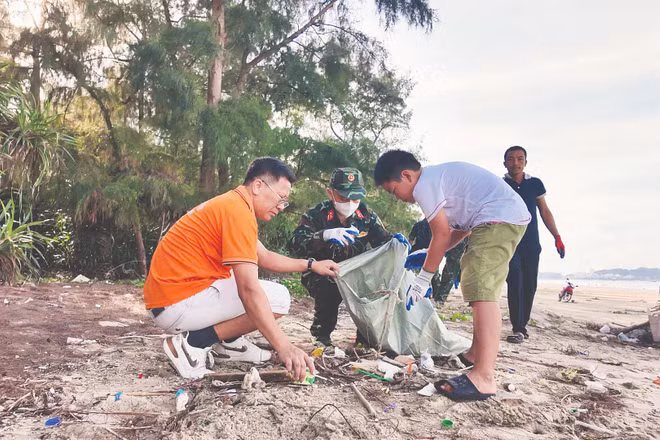 Người dân và cán bộ, chiến sĩ trên đảo Cô Tô (Quảng Ninh) tham gia dọn rác thải làm sạch bãi biển.