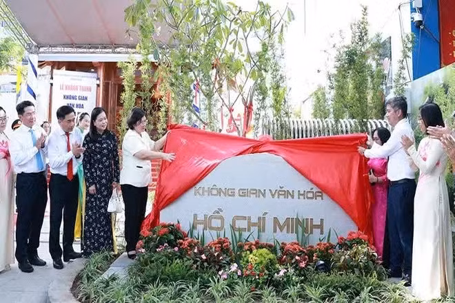 Đại diện lãnh đạo Thành phố Hồ Chí Minh và các đại biểu thực hiện nghi thức khánh thành Không gian văn hóa Hồ Chí Minh phường Bình Hưng Hòa.