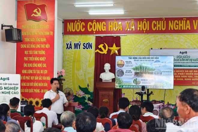 Công ty Cổ phần Phát triển nông nghiệp AgriS-Chi nhánh Khánh Hòa tổ chức gặp gỡ nông dân trồng mía khu vực phía nam Khánh Hòa để tuyên truyền các biện pháp hỗ trợ phục hồi vùng nguyên liệu ảnh hưởng nắng hạn, chủ động sản xuất thích ứng với biến đổi khí hậu. (Ảnh: VINH THẮNG)